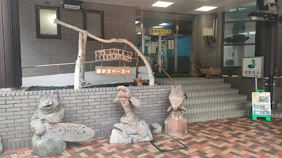ダム管理所が隣接されていて、展示スペースやダムカードの配布、予約制のダム見学コースなどがあります。