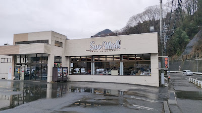 徒歩圏内にあるサンモール水上店。それほど大きくはないですが、普通のスーパーです。