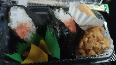 おにぎりセット（税込み530円）。米がしっかり立っていて、コンビニのおにぎりとはやはり違う印象でした。