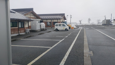 道の駅の建物の裏も駐車スペースがあります。