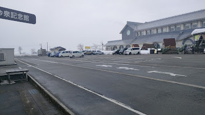 今泉記念館前の駐車スペース。日中の様子はこんな感じです。