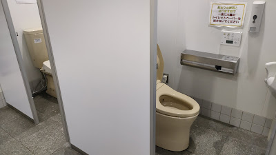 男子トイレの個室は2つ。外に多目的トイレもありますが、規模にしては少ない気がします。