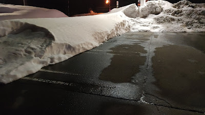 これは向かいのショッピングモールの駐車場ですが、雪の影響で駐車スペースが潰れています。道の駅の駐車場も似たような感じでした。