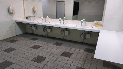 男子トイレ洗面台。お湯は出ませんでしたが、広めで石けんあり。