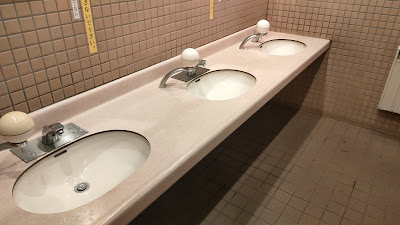 男子トイレ洗面台。お湯は出ませんでしたが、石けんは出ます。