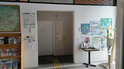 トイレ入り口。道の駅の建物を入ってすぐ右側にあります。