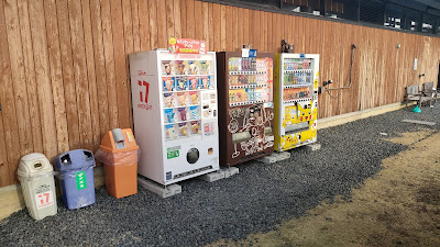 道の駅正面入口付近にある自動販売機の横にリサイクルボックス