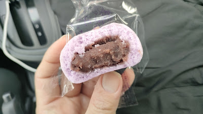 あんがたっぷりでおいしかったです。写真（紫のまんじゅう）はこしあんですが、ピンクは白あんで、緑は抹茶あんでした。