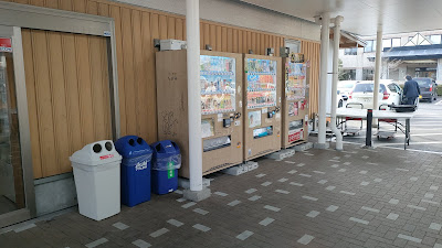 屋外の自動販売機横には缶やペットボトルのリサイクルボックスがあります。