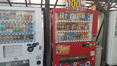 コインランドリー前の自動販売機。値段が安めなので助かります。