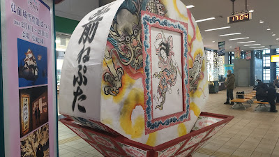 弘前駅に展示されていたねぷた。弘前市のねぷたは扇型。青森市のねぶたは人形型らしいです。