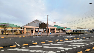 早朝の駐車場。建物正面の普通車エリアはかなり空いていて、停め場所を自由に選べる状況でした。