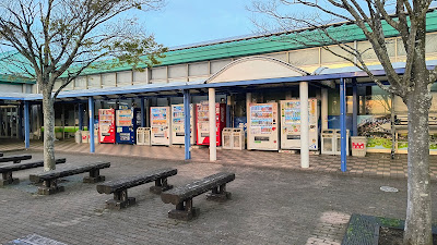 自販機コーナー。複数台が並び、24時間利用できます。隣にゴミ箱も設置。