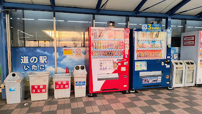 こちらも自販機横のゴミ箱。燃えるゴミ用が複数設置されていて24時間利用可能です。