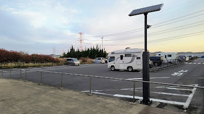 施設裏手にある臨時駐車場エリア。トイレに比較的近いのもあって、キャンピングカーなど複数の車が停まっています。