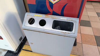 カン・ビン・ペットボトルともえるゴミが一体になったタイプも設置されています。