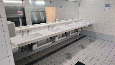 男子トイレの洗面台。新しさはないですが、清潔感があり、お湯も出ます。