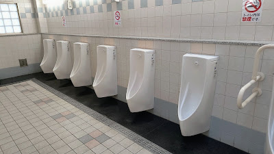 小便器は十分な数があります。