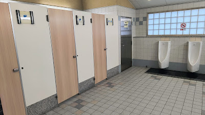 個室は3室。到着時と起床時の2回確認しましたが、どちらの時も使用中のため中は確認できず。