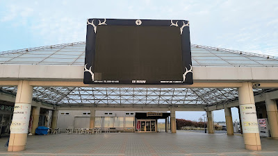 建物中央の大型ビジョン。営業時間前なので画面には何も映っていません。