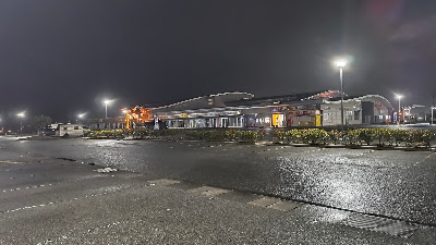 夜間の駐車場（遠景）。アクアマリンふくしまなど周辺施設と合わせて1,500台以上の広大な駐車場です。