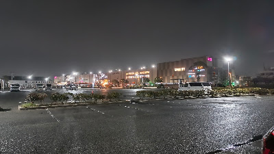 夜間の駐車場。路面はフラットです。