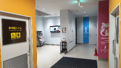 多目的トイレドア・男女トイレ入口。清潔感があります。