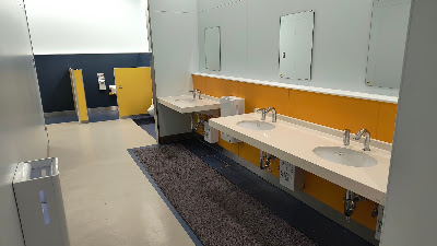 男子トイレ洗面台。お湯・石けんあり。