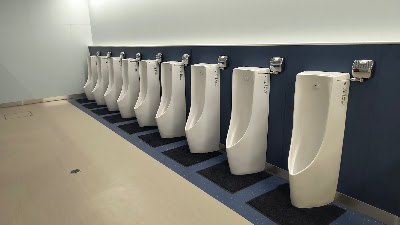男子トイレ内部。