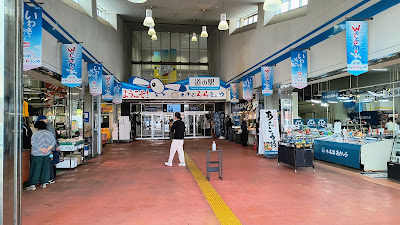 道の駅 いわき・ら・ら・ミュウ 館内・中央口。両脇に海鮮を中心とした店舗が並んでいます。
