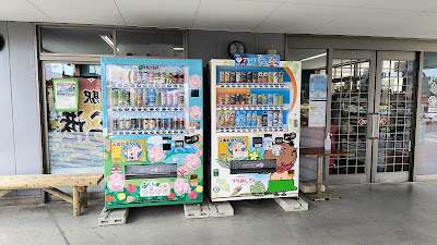 道の駅よつくら港の自動販売機。独自デザインの自販機が並んでいます。