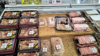 売店のお弁当。海が近いので海鮮系が多め。ほっき飯・うに飯・押し寿司など。