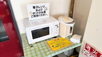 1階エレベーター横の電子レンジとポット。お弁当はフードコートでは食べられないのでここで温めて外か車内で。