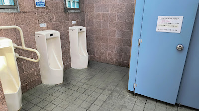 24時間トイレ男子トイレ小便器。