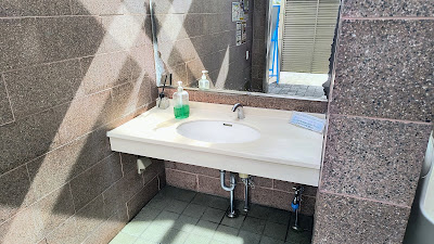 24時間トイレ男子トイレ洗面台。石けんあり・お湯なし。