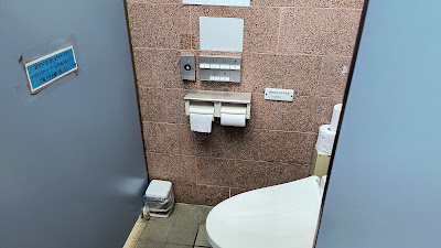 24時間トイレ男子トイレ個室。ウォシュレットあり。