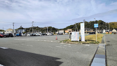 24時間トイレ側駐車場入口。長時間駐車禁止の看板が立っています。