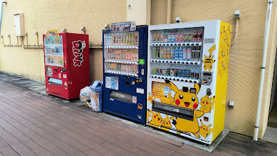 外にある自動販売機