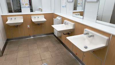 男子トイレ洗面台。4月の訪問時はお湯が出ました。