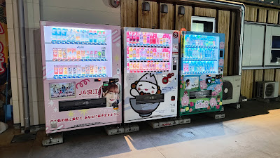 外にある自動販売機