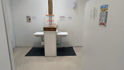 男子トイレ洗面台は2基です。
