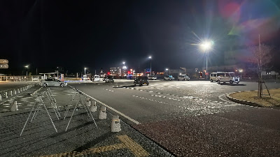 夜間の普通車エリアの様子。