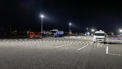 これも普通車エリアですが、大型車が停まっていてアイドリング音を轟かせています。