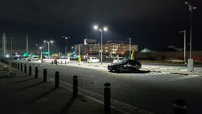 夜間の普通車エリアの様子。