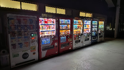外にある自動販売機