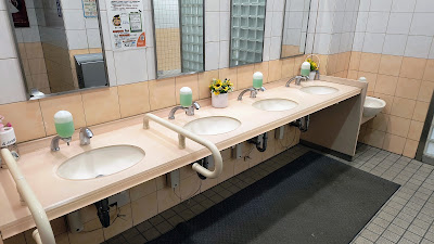 男子トイレ洗面台。石けんあり、お湯は出ませんでした（4月訪問時）。