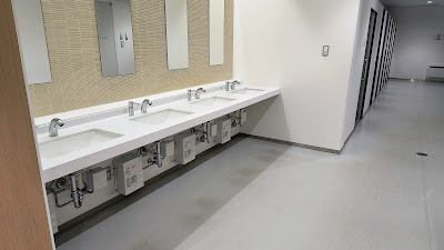 男子トイレ洗面台。石けんあり・お湯も出ますが、水圧は弱め。