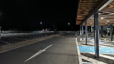 国道4号側の駐車スペースの様子。建物沿いに普通車エリア、中央に大型車エリアがあります。写真左手が国道、右手がトイレ・南部杜氏伝承館です。