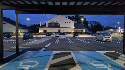 屋根付きの駐車スペース付近から見た駐車場の様子。