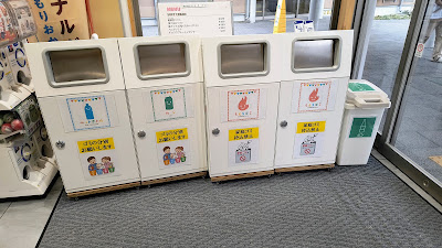 売店出入り口付近にあるゴミ箱。